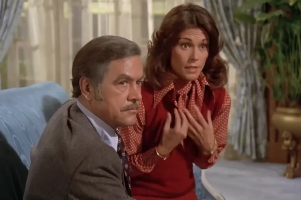 Critics Called Charlie’s Angels Ridiculous. They Missed the Point. 8 Charlie's Angels Pilot Movie Review featuring Kate Jackson and John Lehne on Pop the Channel
