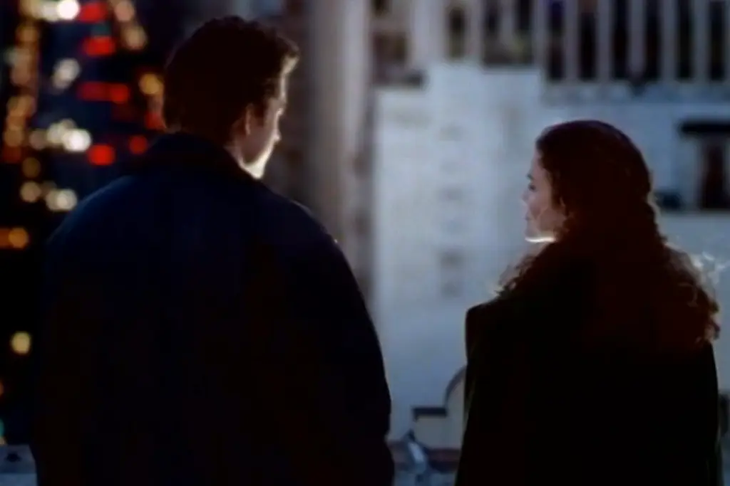 Felicity S1E1 Review: Great Choice, Felicity. 9 Felicity Season 1 Episode 1: "Pilot" Review featuring Felicity and Ben walking and talking in New York on Pop the Channel