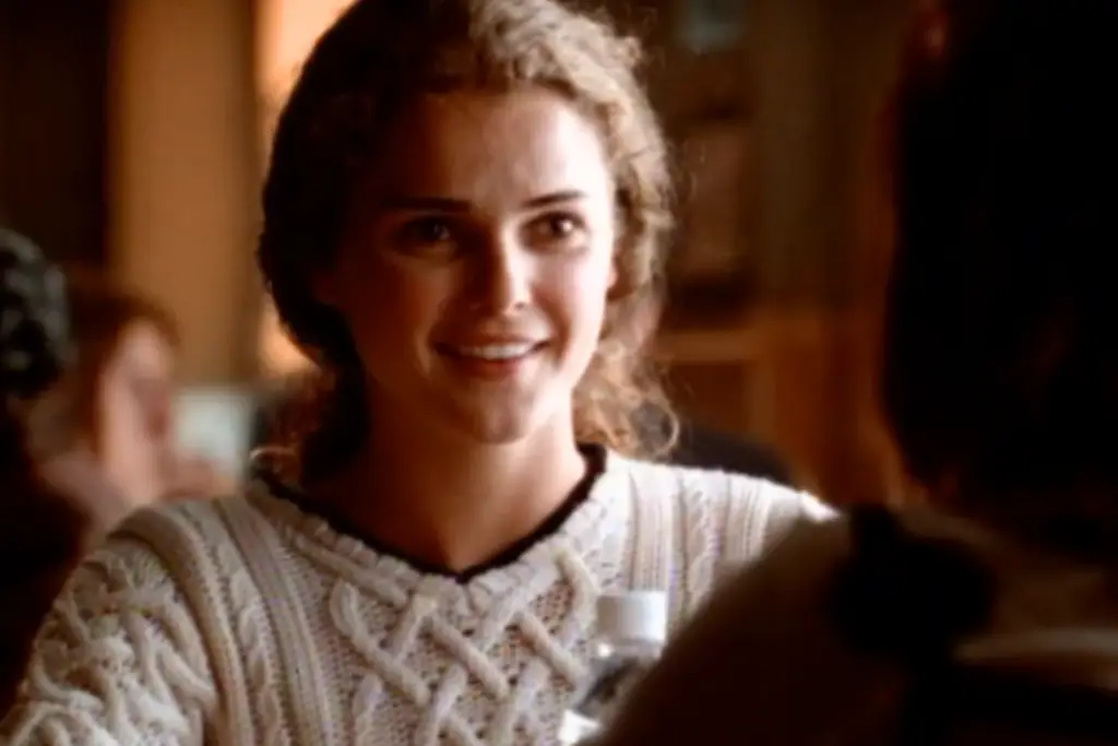 Felicity S1E1 Review: Great Choice, Felicity. 2 Felicity Season 1 Episode 1: "Pilot" Review featuring Felicity talking with Julie in the lunchroom on her first day at college on Pop the Channel