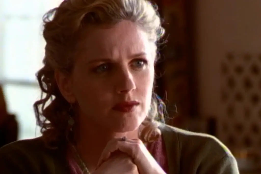 Felicity S1E1 Review: Great Choice, Felicity. 4 Felicity Season 1 Episode 1: "Pilot" Review featuring Felicity's mom at lunch flabbergasted that her daughter thinks staying in New York is a good idea on Pop the Channel