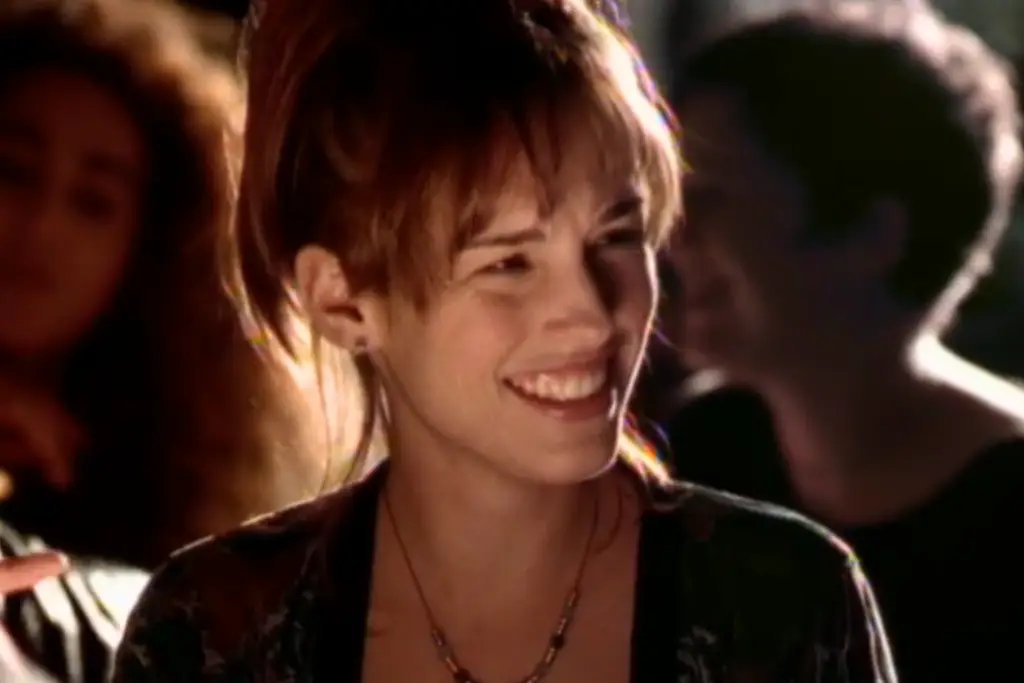 Felicity S1E1 Review: Great Choice, Felicity. 7 Felicity Season 1 Episode 1: "Pilot" Review featuring Amy Jo Johnson as Julie laughing at the group study session in a bar on Pop the Channel
